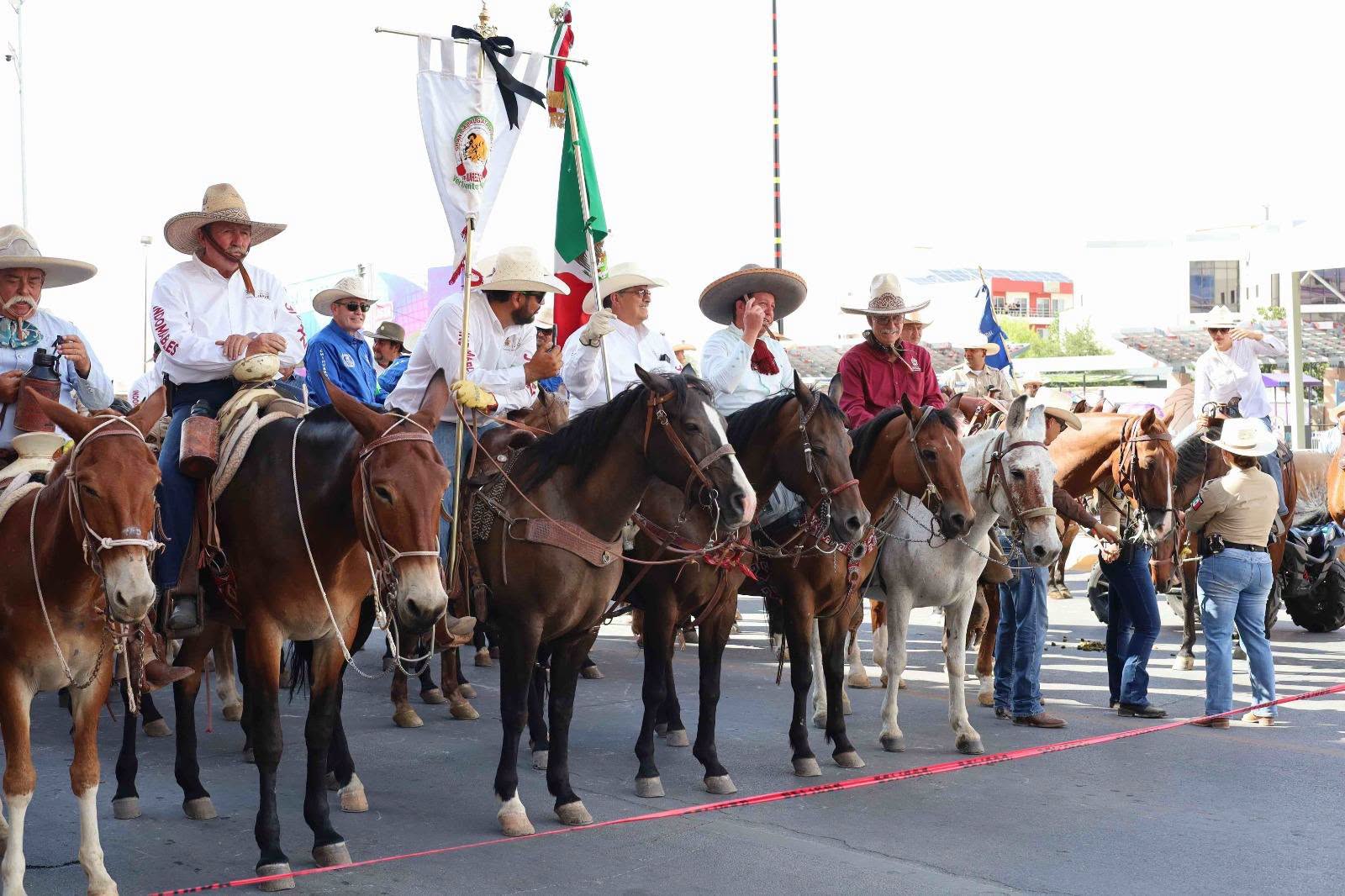 Más de 600 jinetes recorren el Centro de Chihuahua durante la Cabalgata Villista