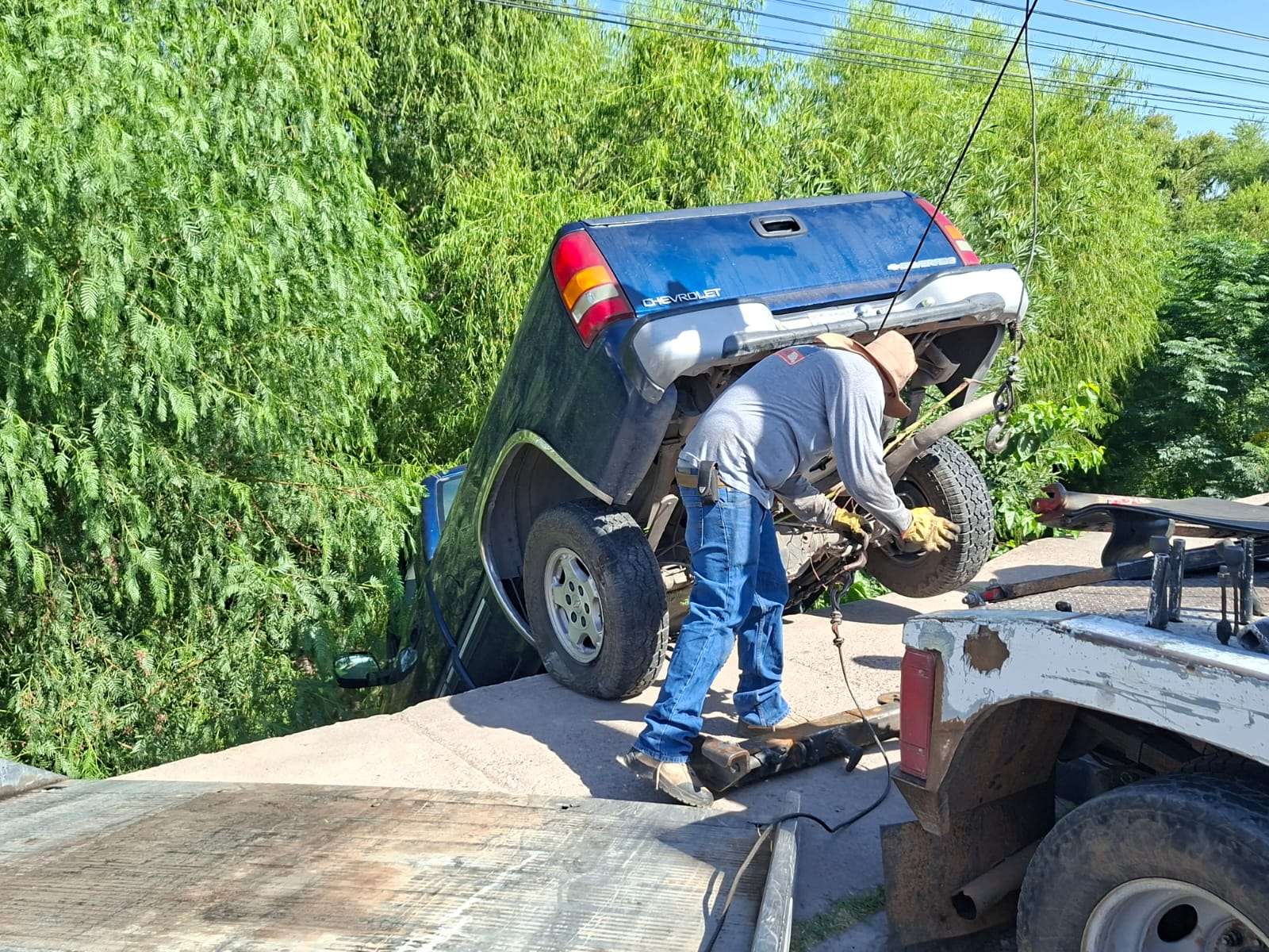 Pickup cae a canal en la colonia Martín López; conductor resulta ileso