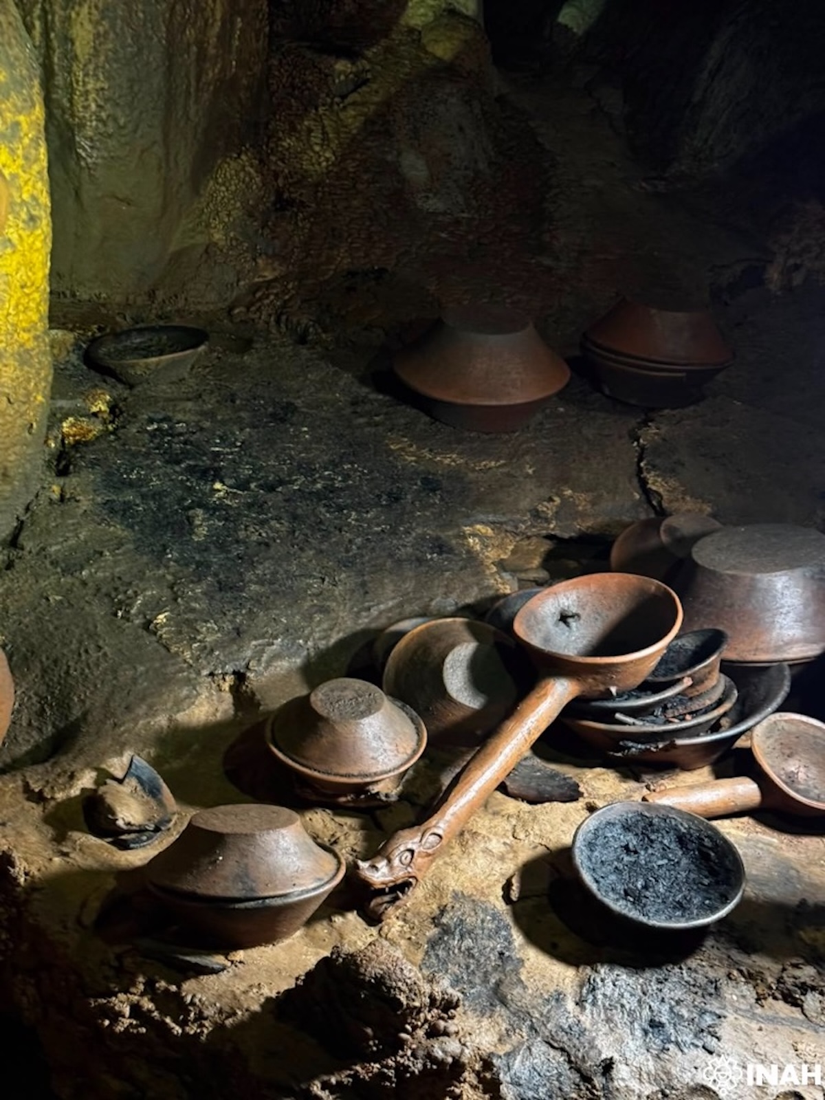 Descubren cueva con 179 piezas arqueológicas intactas en Chiapas