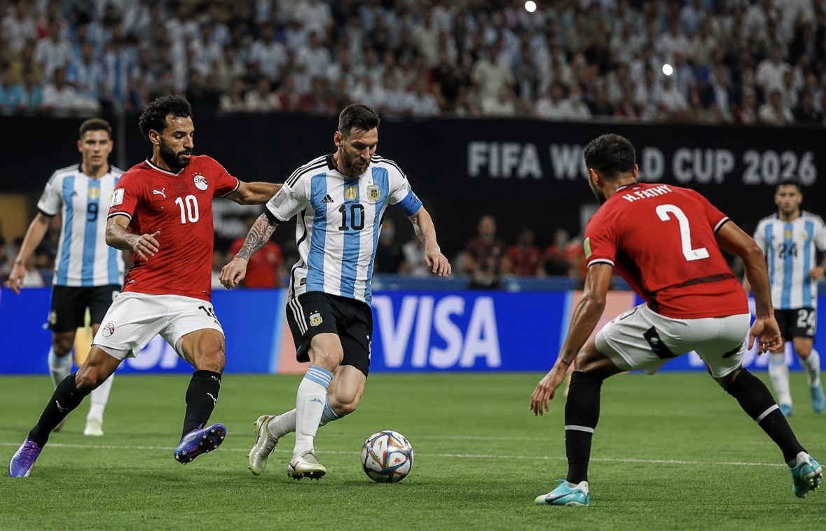 Egipto denuncia ante la FIFA el arbitraje de su derrota frente a Argentina y pide excluir al equipo arbitral