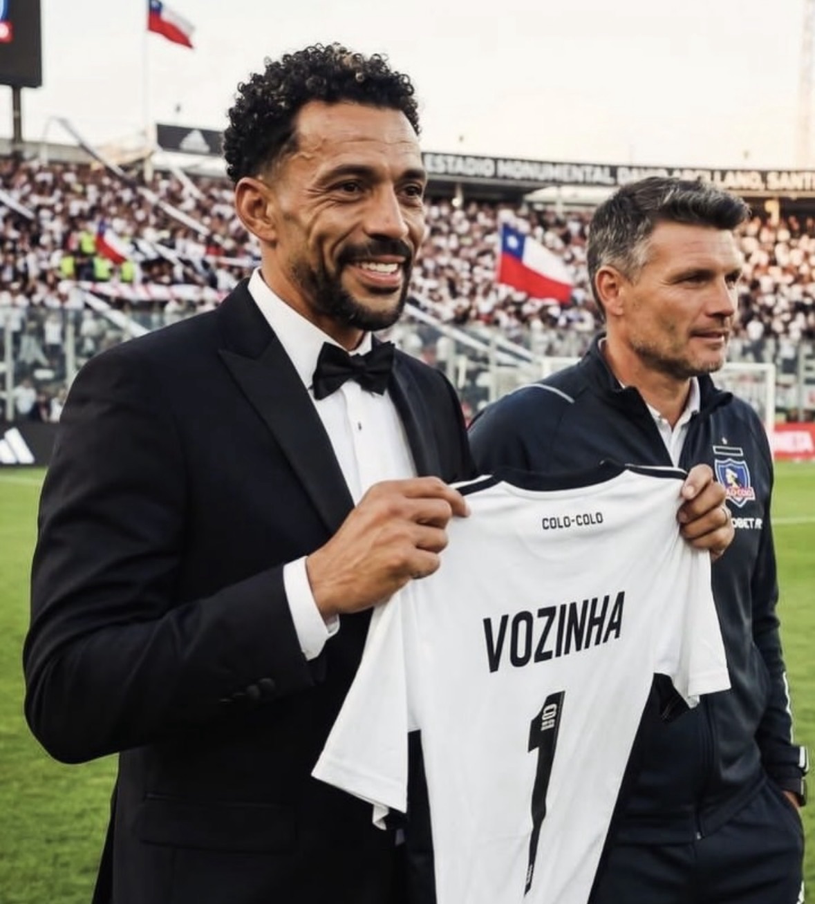 Vozinha rompe en llanto tras firmar el mejor contrato de su carrera con Colo Colo