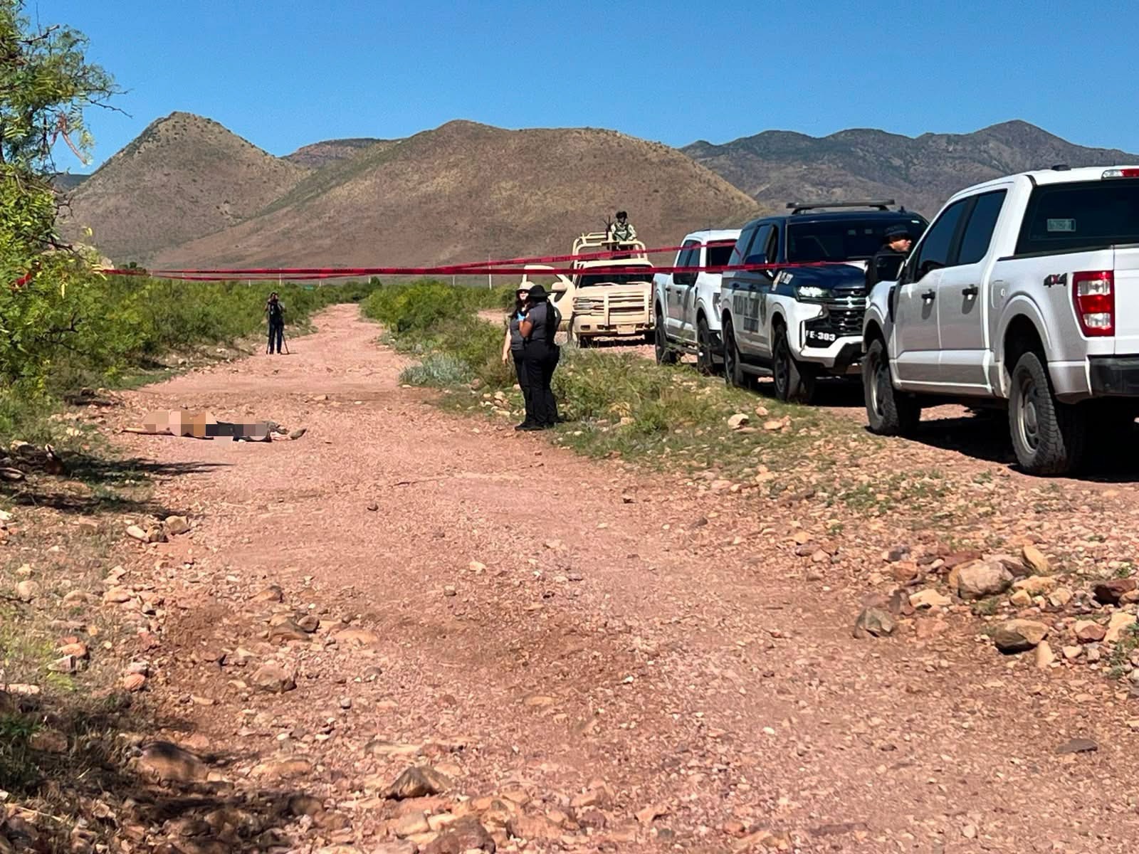 Abandonan cuerpo de un hombre con huellas de violencia en la carretera Chihuahua–Juárez