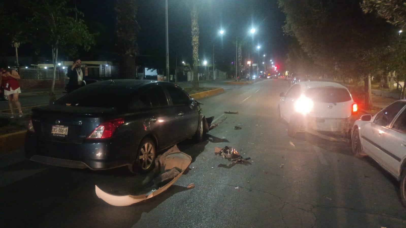 Fuerte choque por alcance deja daños materiales en avenida División del Norte