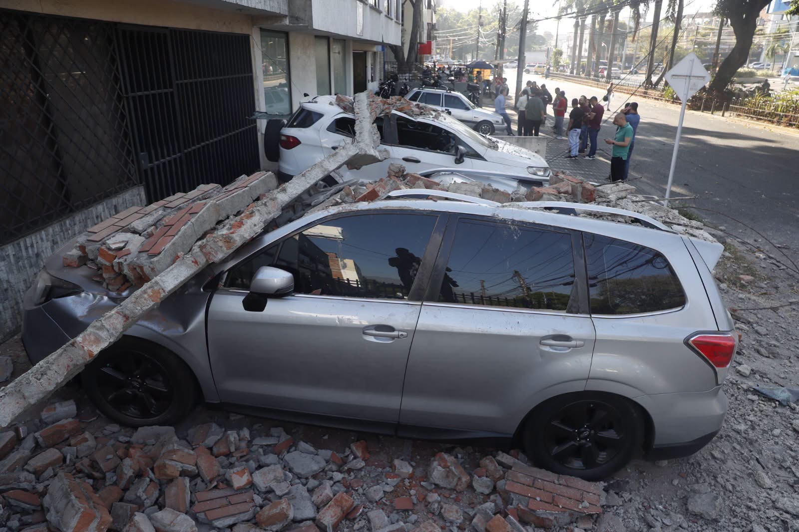 Sismo de magnitud 7.4 sacude Colombia; reportan al menos 20 muertos y graves daños