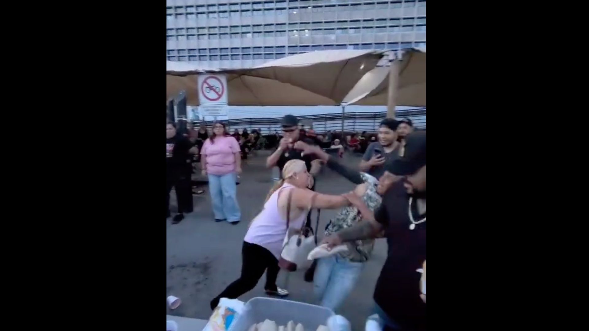 Se registra riña por los últimos burritos afuera del IMSS Morelos