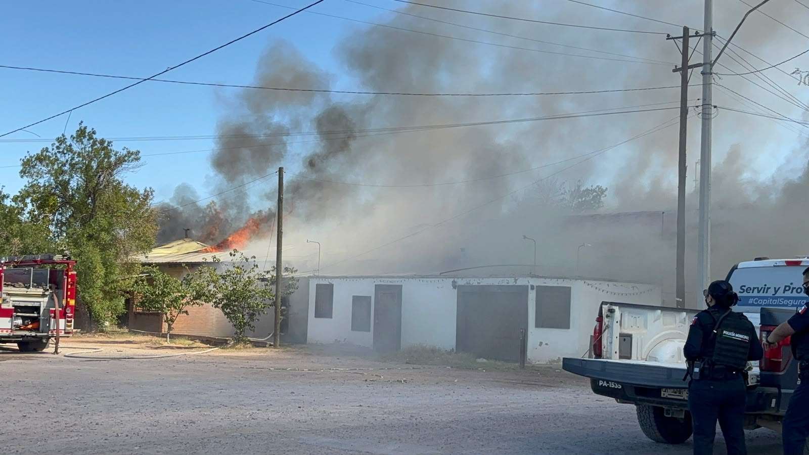 Incendio en Ávalos se extiende a varias viviendas y obliga a evacuar clínica del IMSS en Chihuahua