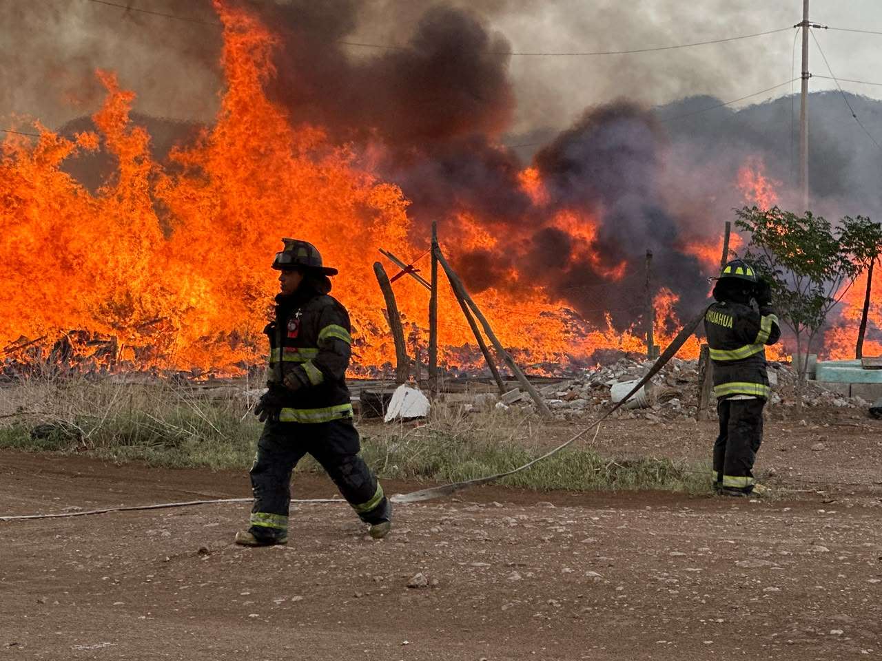 Bomberos sofocan fuerte incendio en predio de la colonia Batalla de Sacramento