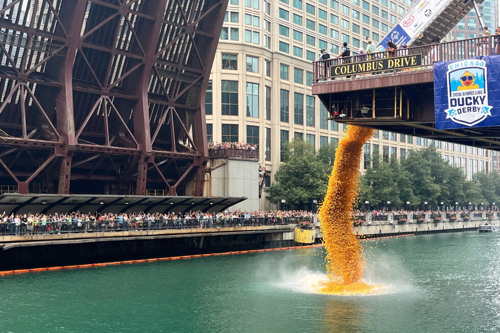 Más de 90 mil patitos de goma toman el río Chicago durante carrera con causa