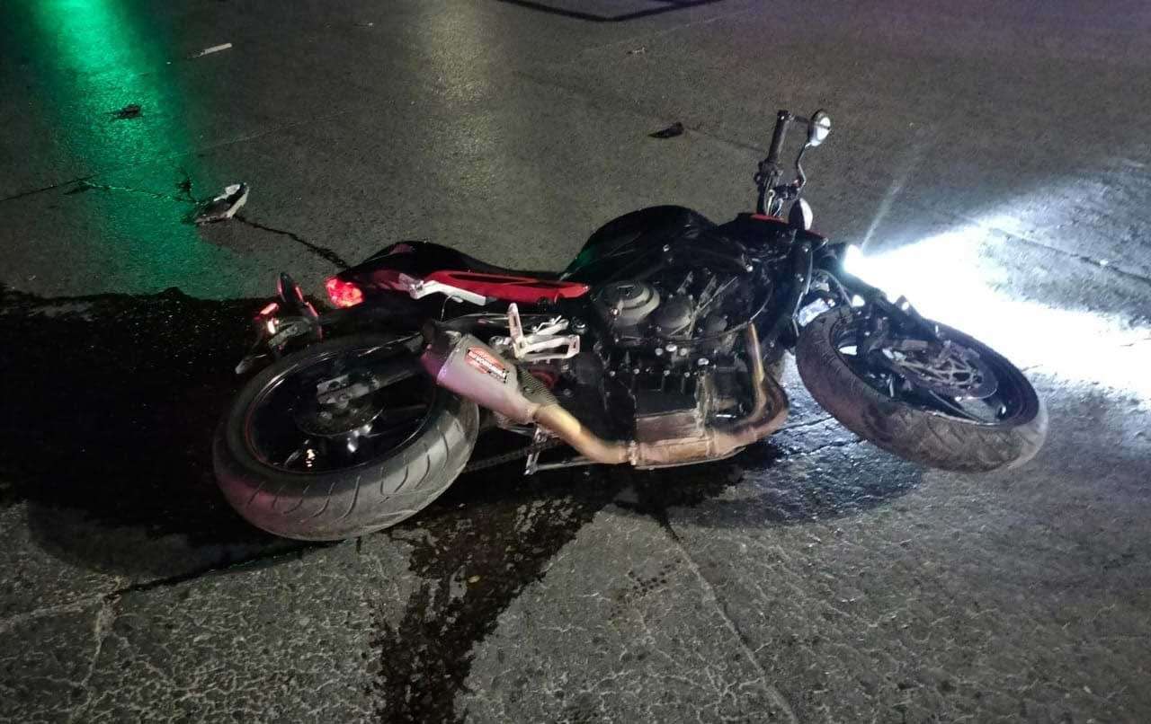 Choque entre motocicletas deja tres personas gravemente heridas en carretera a Delicias