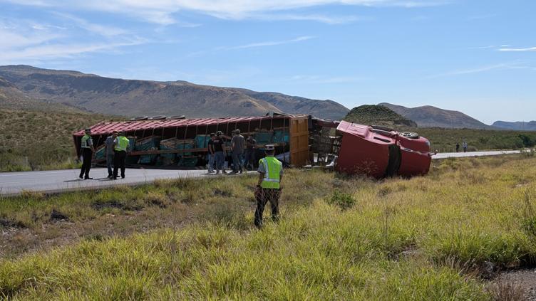 Volcadura de tráiler mantiene cerrada la carretera Chihuahua-Delicias