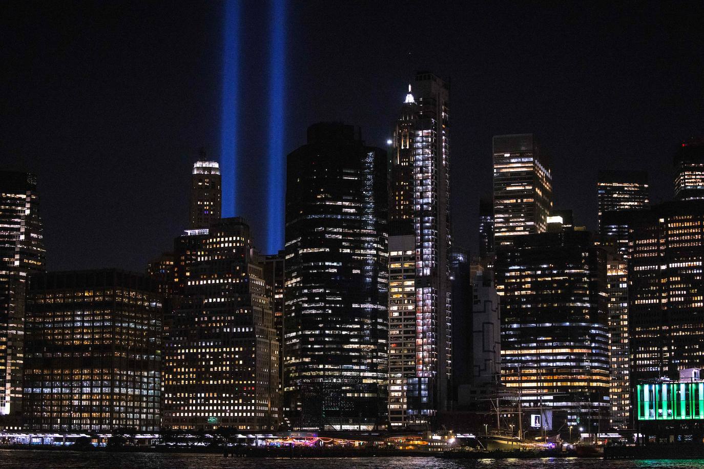 Torres Gemelas vuelven a iluminar Nueva York con espectáculo de drones por aniversario del 11-S